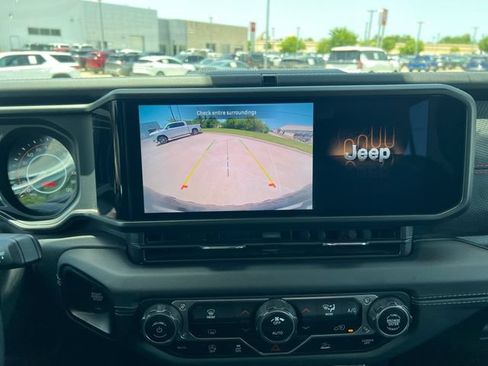 Used 2025 Jeep Wrangler Unlimited Rubicon AWD/4WD image 9