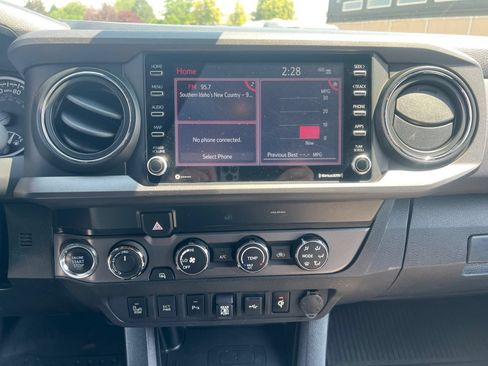 Used 2020 Toyota Tacoma TRD Off-Road w/ Technology Package AWD/4WD image 19