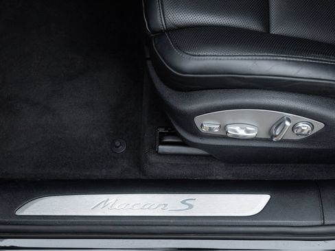 Certified 2021 Porsche Macan S AWD/4WD image 21