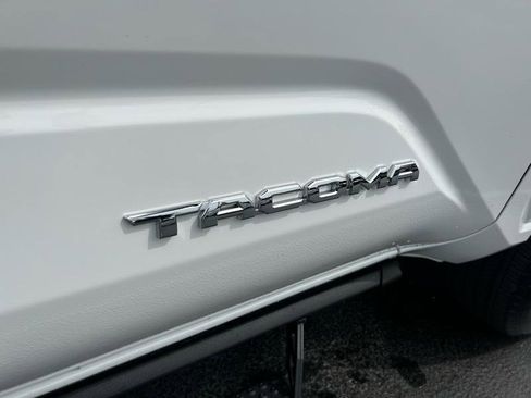Used 2025 Toyota Tacoma SR5 AWD/4WD image 33