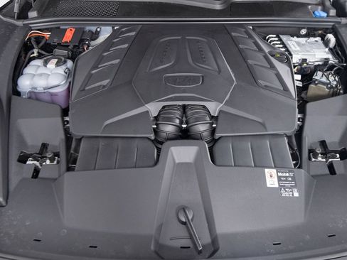 Certified 2025 Porsche Cayenne GTS AWD/4WD image 39
