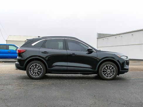 Used 2024 Ford Escape SE image 3