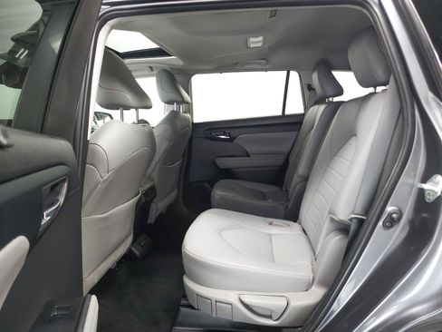 Certified 2024 Toyota Highlander XLE image 7