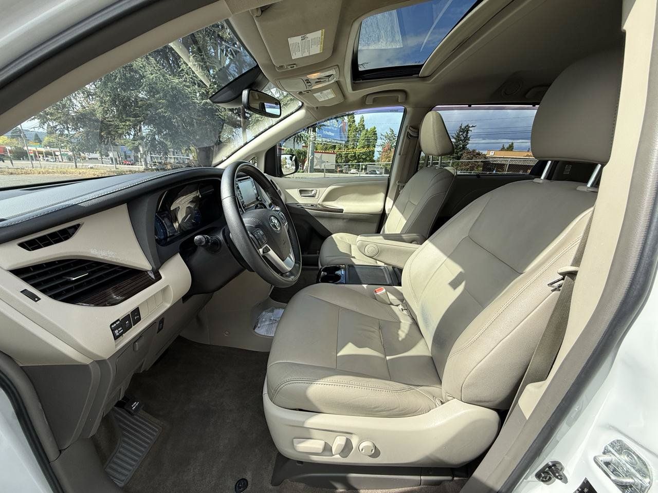Used 2018 Toyota Sienna XLE w/ XLE Navigation Package FWD image 11