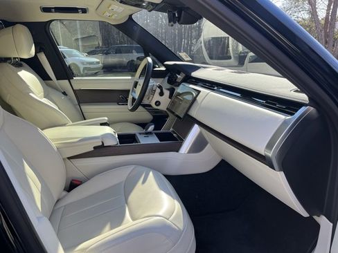 Used 2025 Land Rover Range Rover Long Wheelbase SE image 11