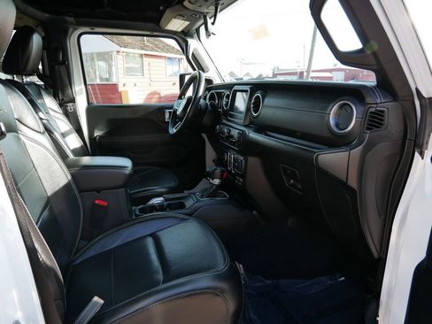 Used 2018 Jeep Wrangler Unlimited Sahara AWD/4WD image 8