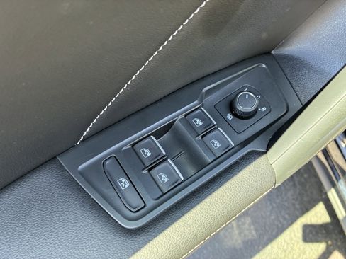 Used 2024 Volkswagen Tiguan SE image 24