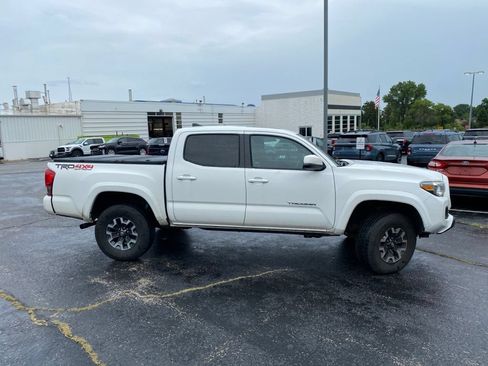 Used 2017 Toyota Tacoma TRD Off-Road AWD/4WD image 3