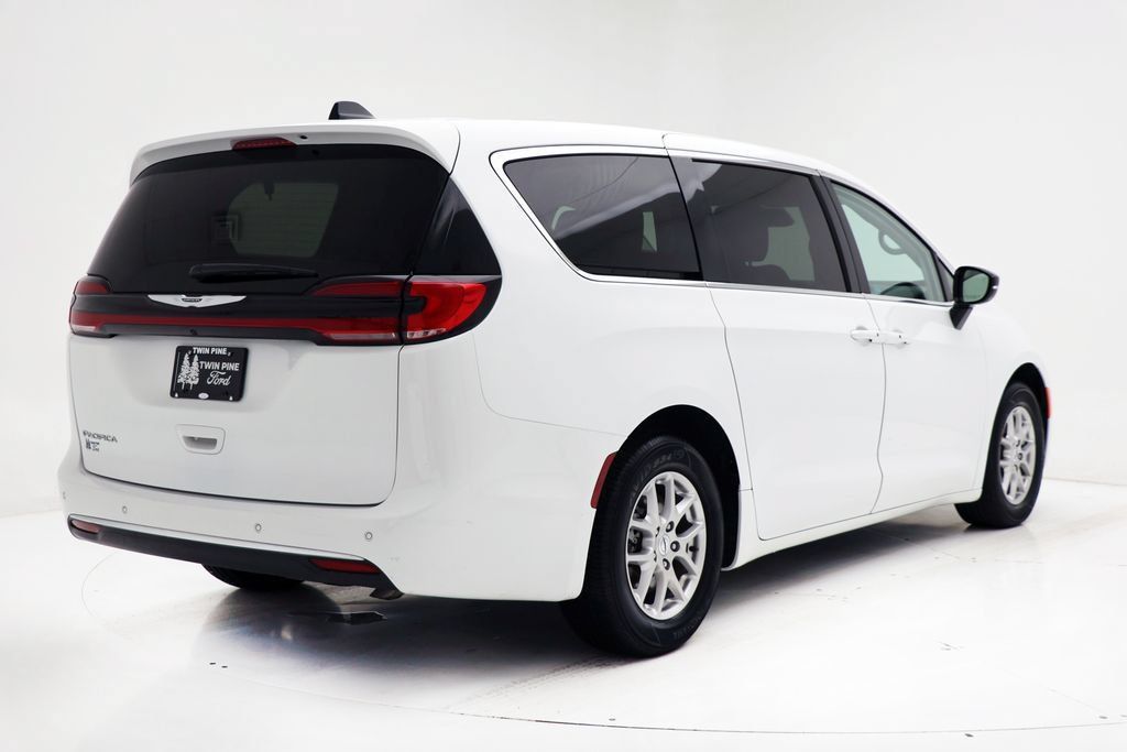 Used 2024 Chrysler Pacifica Touring-L FWD image 8