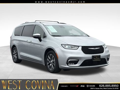 Used 2023 Chrysler Pacifica Pinnacle FWD image 1