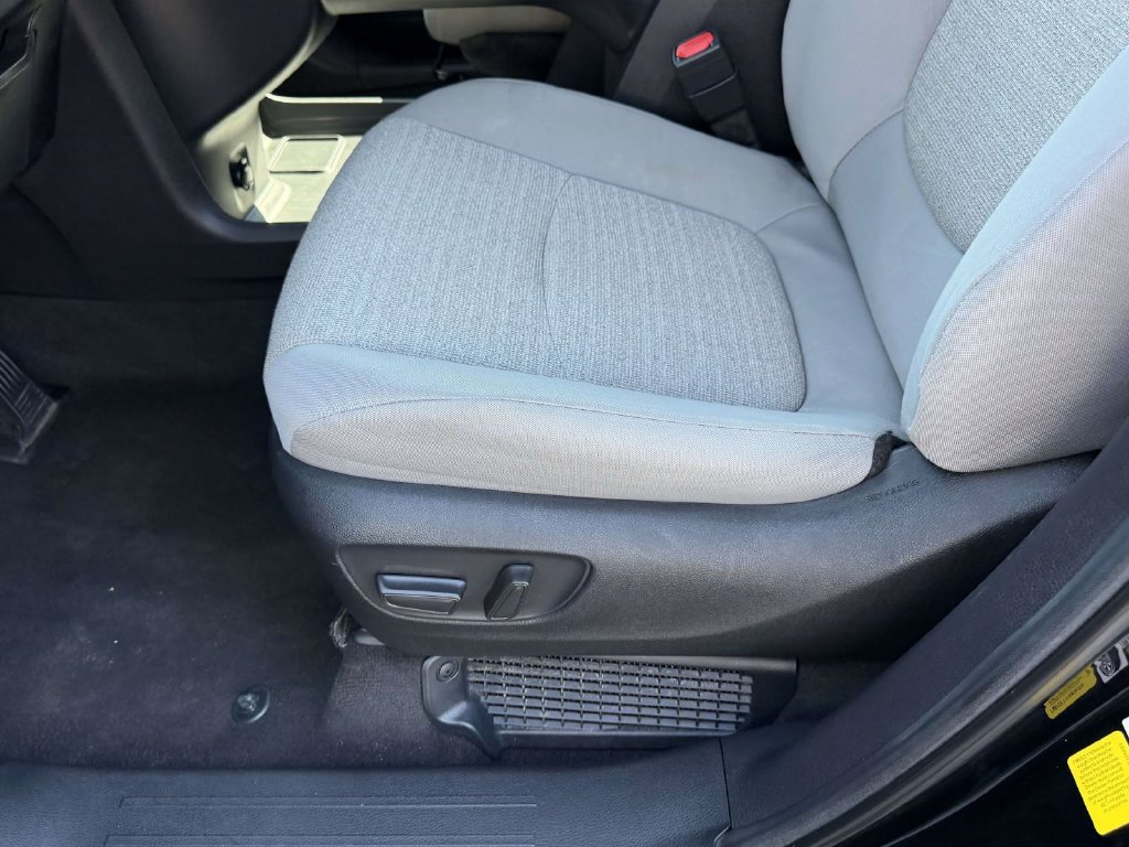 Used 2025 Toyota Sienna LE FWD image 17