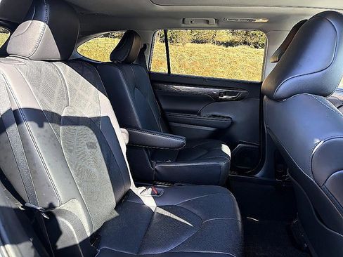Used 2021 Toyota Highlander Platinum image 22