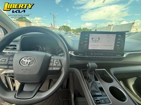 Used 2022 Toyota Sienna LE AWD/4WD image 12
