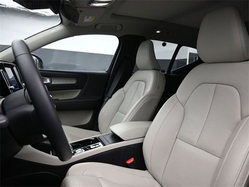 Used 2023 Volvo XC40 B5 Ultimate w/ Protection Package Premier image 9