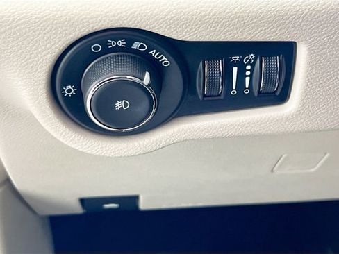 Used 2024 Chrysler Pacifica Touring-L image 23