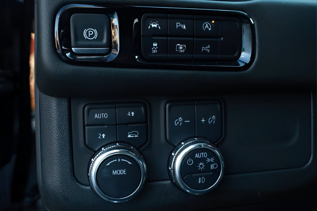 Used 2025 GMC Yukon XL Denali AWD/4WD image 39