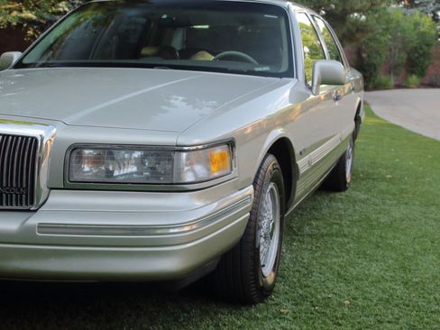Used 1997 Lincoln Town Car Signature RWD image 12
