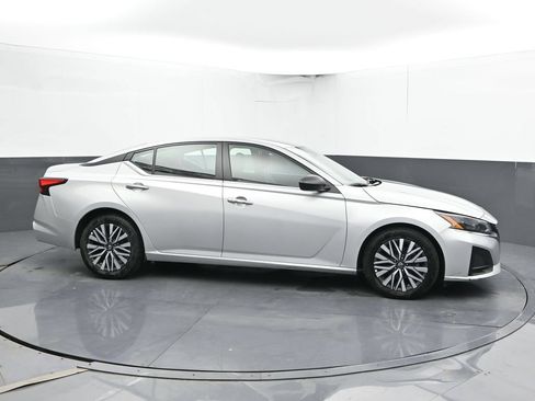 Used 2024 Nissan Altima 2.5 SV FWD image 4