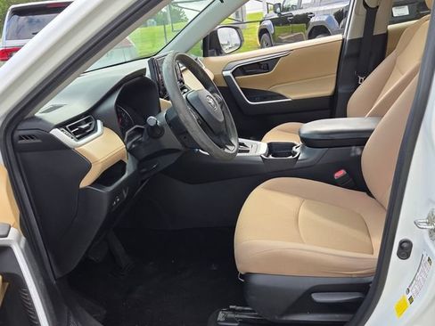 Used 2021 Toyota RAV4 LE FWD image 5