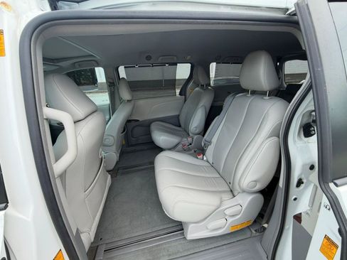 Used 2013 Toyota Sienna XLE FWD image 23