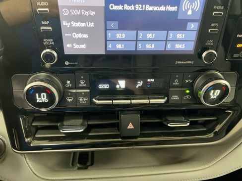 Used 2022 Toyota Highlander L FWD image 16