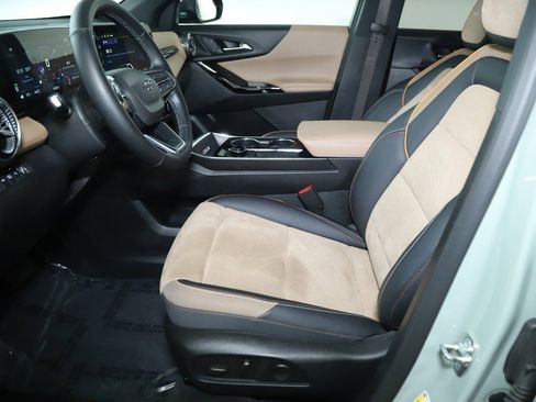 Used 2025 Chevrolet Equinox ACTIV w/ Safety and Technology Package image 18