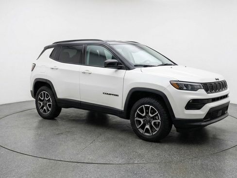 Used 2025 Jeep Compass Trailhawk image 1