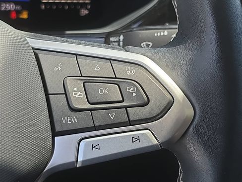 Used 2022 Volkswagen Taos SE w/ Panoramic Sunroof Package FWD image 14