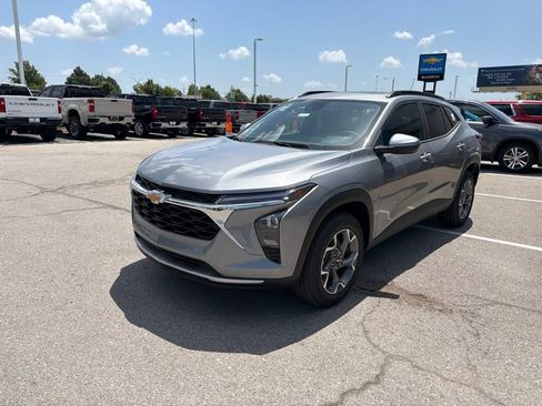 New 2026 Chevrolet Trax LT w/ Sunroof Package FWD image 7