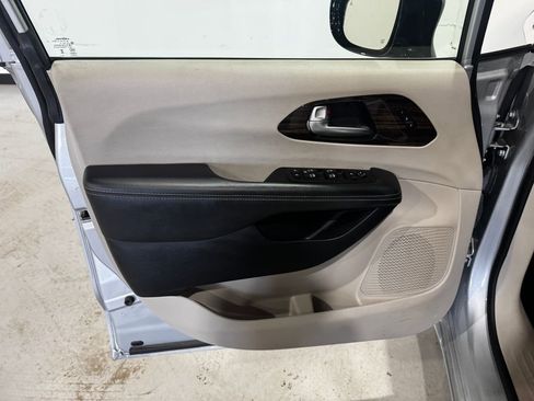 Used 2024 Chrysler Pacifica Limited FWD image 15