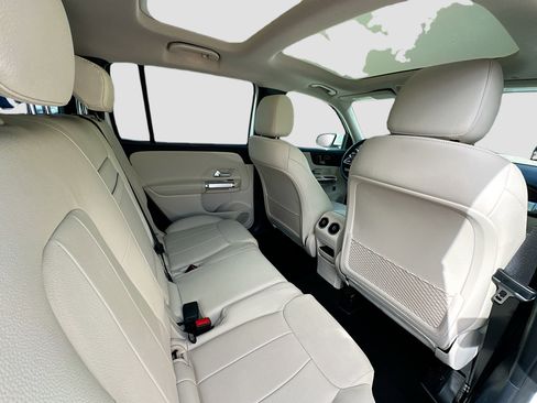 Used 2022 Mercedes-Benz GLB 250 4MATIC image 31