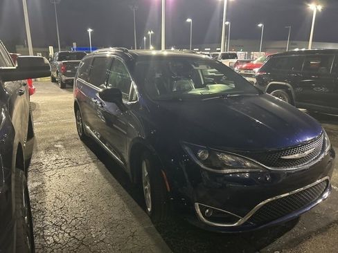 Used 2018 Chrysler Pacifica Touring-L Plus image 3