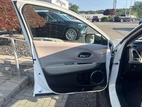 Used 2018 Honda HR-V EX image 9