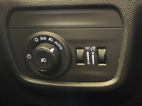 Used 2023 Jeep Grand Cherokee Limited w/ Black Appearance Package AWD/4WD image 14