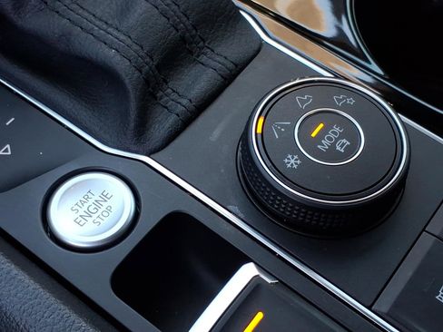 Certified 2020 Volkswagen Atlas Cross Sport SEL Premium image 33