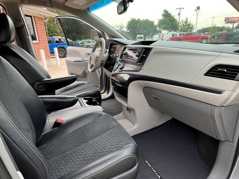 Used 2013 Toyota Sienna SE image 9