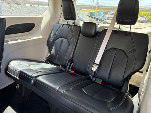 Used 2023 Chrysler Pacifica Touring-L image 31