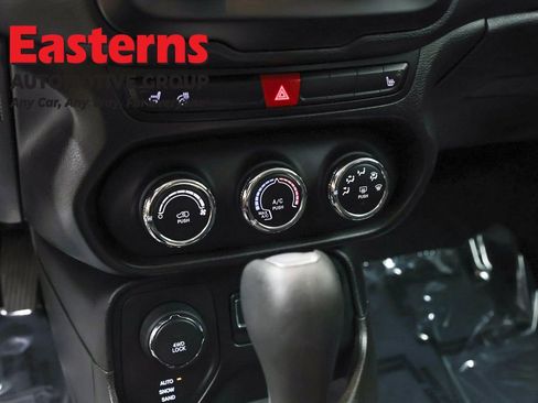 Used 2017 Jeep Renegade Latitude w/ Cold Weather Group AWD/4WD image 20