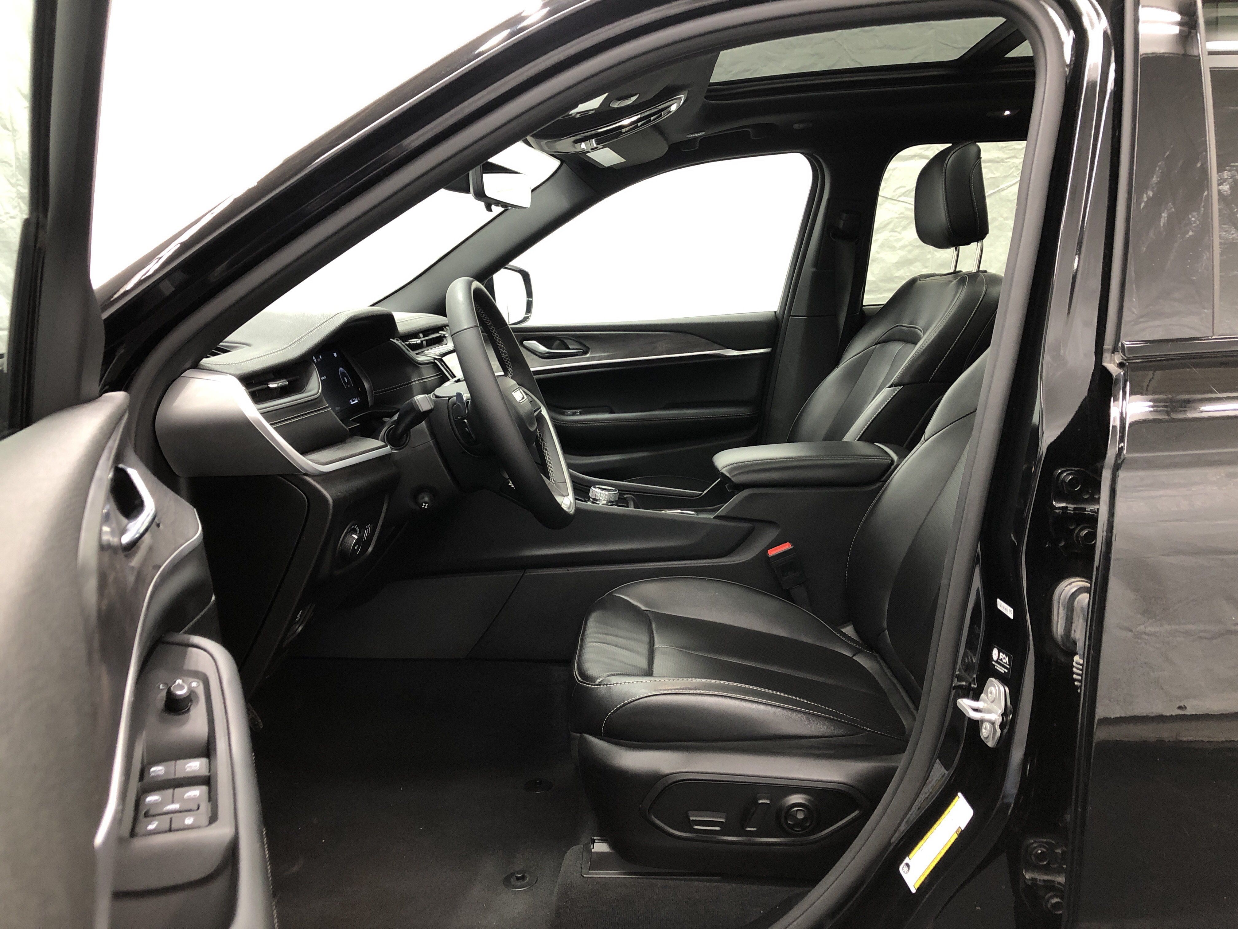 Certified 2025 Jeep Grand Cherokee Limited w/ Luxury Tech Group II AWD/4WD image 14