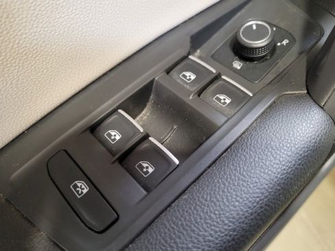 Used 2019 Volkswagen Tiguan SE image 27