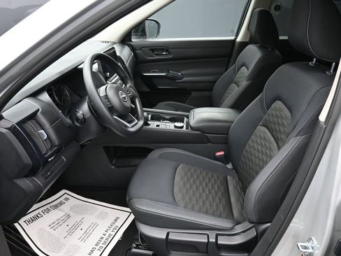 Used 2024 Nissan Pathfinder S image 11