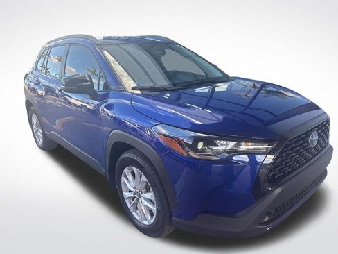 Used 2025 Toyota Corolla Cross LE image 3