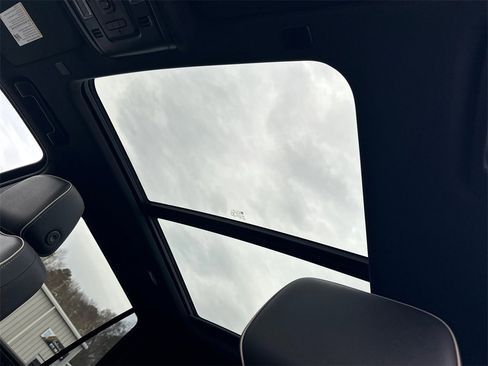 Used 2022 GMC Yukon SLT w/ SLT Premium Package image 33