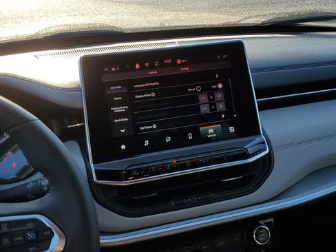 Used 2025 Jeep Compass Limited image 29