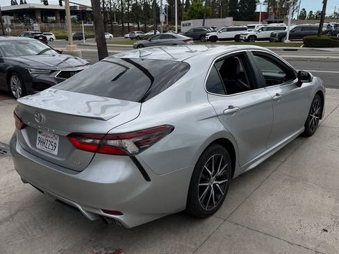 Used 2021 Toyota Camry SE FWD image 5