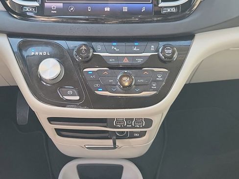 Used 2022 Chrysler Pacifica Touring-L FWD image 15