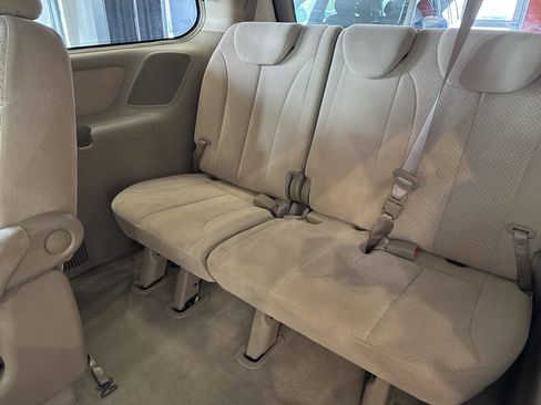 Used 2007 Hyundai Entourage GLS image 22