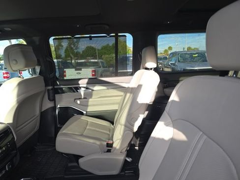 Used 2025 Jeep Wagoneer L Series III w/ Premium Group I AWD/4WD image 8