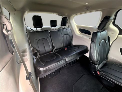 Used 2024 Chrysler Pacifica Touring-L FWD image 29