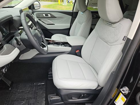 New 2025 Ford Explorer Platinum w/ LUX Leather Package image 4